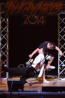 MCの浅越ゴエに狼藉を働くケンドーコバヤシ。