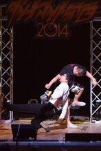 MCの浅越ゴエに狼藉を働くケンドーコバヤシ。