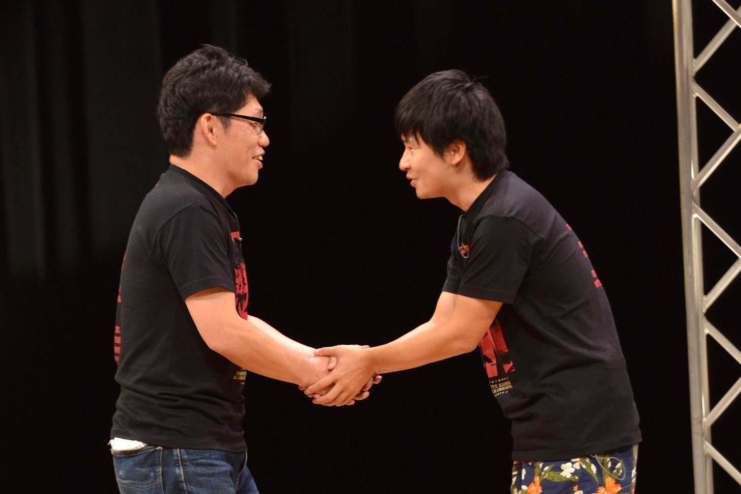 握手を交わすずん飯尾とオードリー若林。