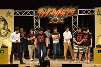 若林の健闘を称えるケンドーコバヤシ。