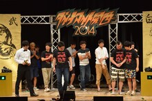 若林の健闘を称えるケンドーコバヤシ。