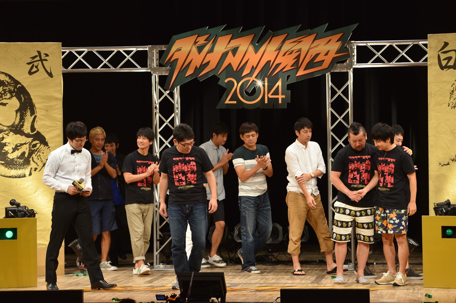 若林の健闘を称えるケンドーコバヤシ。