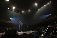 DVD「2014 千原ジュニア40歳LIVE『千原ジュニア×□』」のワンシーン。