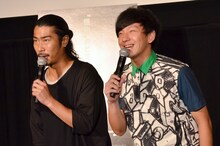 （左から）パンサー菅と向井。