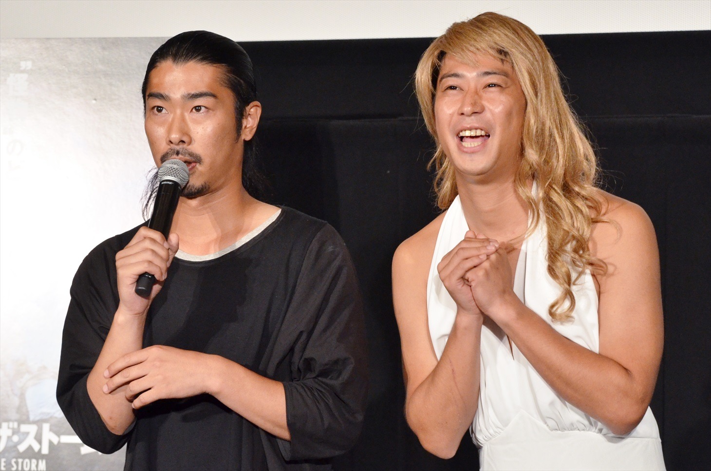 “モテ男”を演じるパンサー菅（左）と、女性役の尾形。