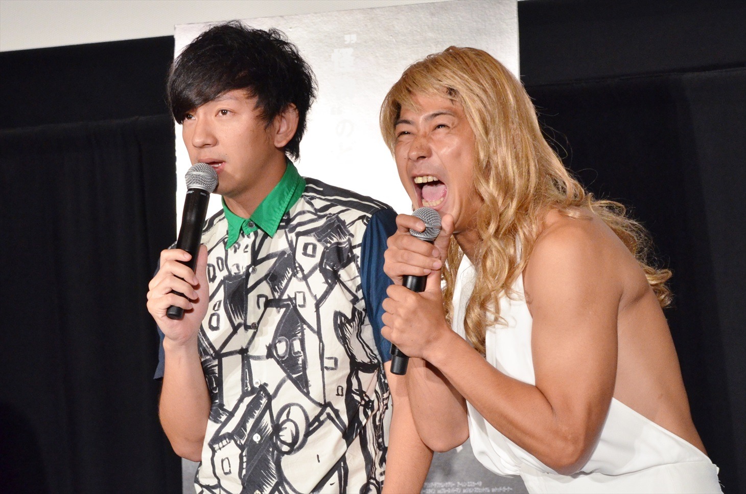 “モテ男”を演じるパンサー向井（左）と、女性役の尾形。