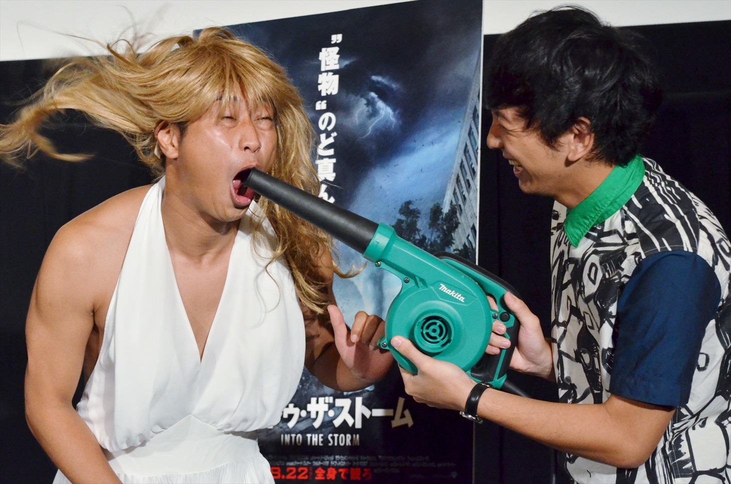 映画の内容に伴い、パンサー尾形（左）の顔に強風を送る向井（右）。