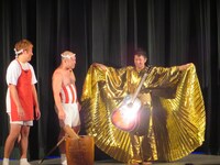 前説のクールポコ。（左）と波田陽区（右）。