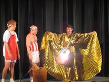 前説のクールポコ。（左）と波田陽区（右）。