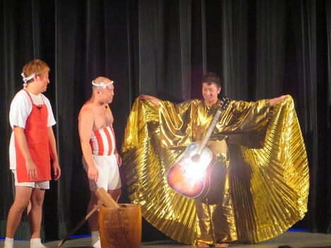 前説のクールポコ。（左）と波田陽区（右）。