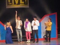 「歌のモノマネSHOWケース」コーナーの様子。