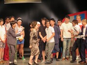 昼公演エンディングで、平野ノラ演じるデヴィ夫人にちょっかいを出して怒られるネプチューン堀内（右から2番目）。