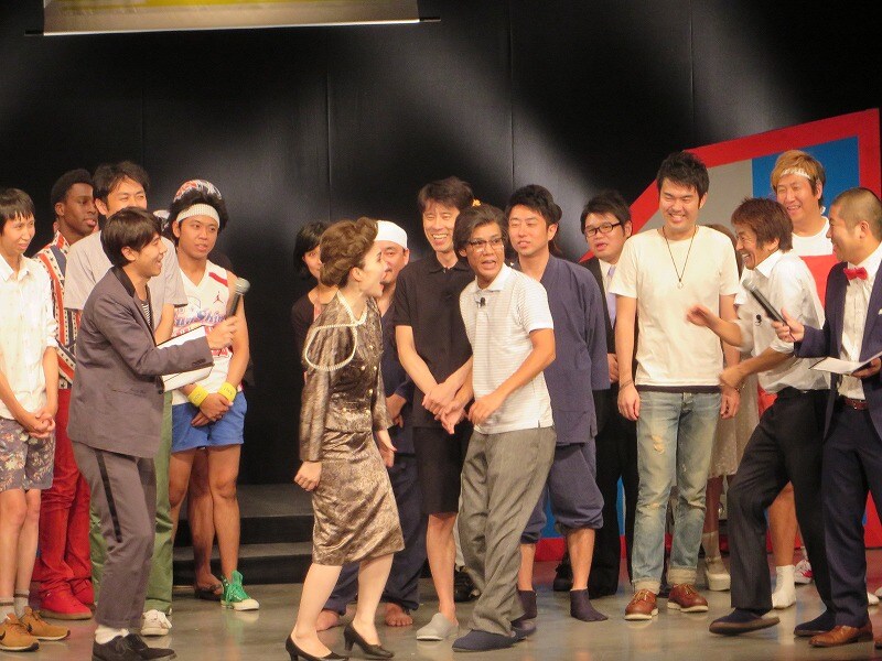 昼公演エンディングで、平野ノラ演じるデヴィ夫人にちょっかいを出して怒られるネプチューン堀内（右から2番目）。