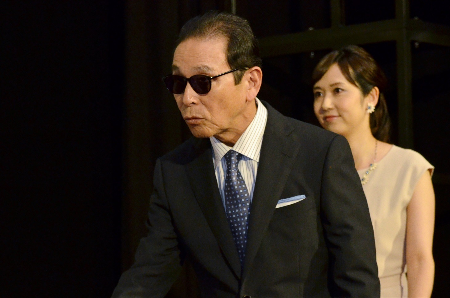 取材会に臨むタモリと上條倫子アナウンサー（右）。