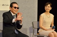 タモリと上條倫子NHKアナウンサー（右）。