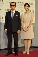 タモリと上條倫子NHKアナウンサー（右）。