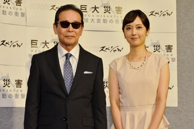 「NHKスペシャル『巨大災害 MEGA DISASTER 地球大変動の衝撃』」で司会を務めるタモリと上條倫子NHKアナウンサー（右）。