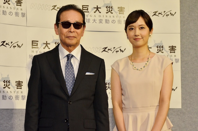 「NHKスペシャル『巨大災害 MEGA DISASTER 地球大変動の衝撃』」で司会を務めるタモリと上條倫子NHKアナウンサー（右）。