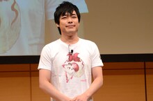 天狐のイラストTシャツを着用した麒麟・川島。