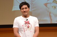 「討鬼伝」シリーズのマスコット的キャラクター・天狐のイラストTシャツを着用したスリムクラブ真栄田。