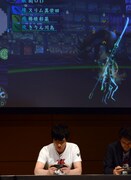 「討鬼伝 極」を体験する麒麟・川島。