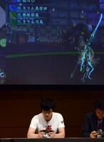 「討鬼伝 極」を体験する麒麟・川島。