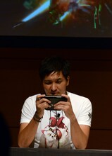 ゲームに夢中になるスリムクラブ真栄田。