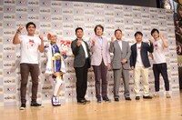 「討鬼伝 極」完成発表会後のフォトセッションの様子。