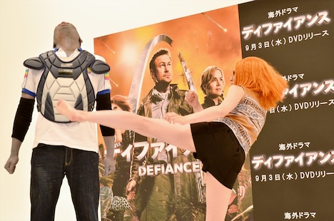 武田梨奈（右）にハイキックを食らうニューロマンス・おにぎり（左）。