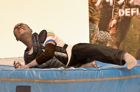 武田梨奈のハイキックを食らってマットに倒れ込むニューロマンス・おにぎり。