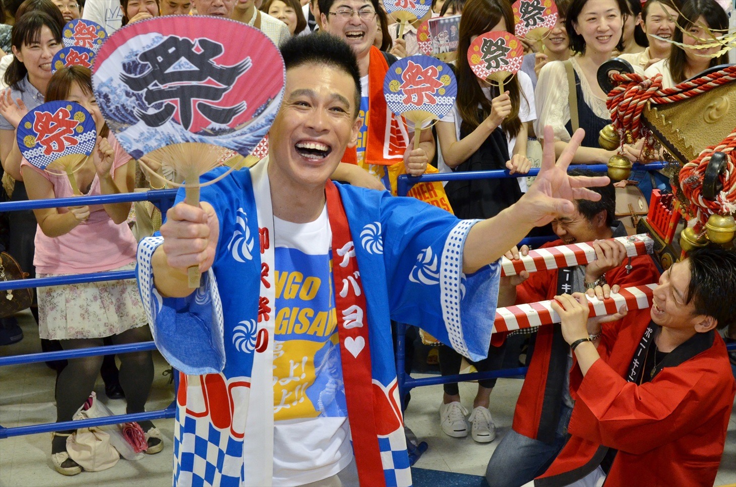 CD＋DVDセットとDVDボックスの発売記念イベントに登場した柳沢慎吾（手前）と神輿隊、ファン。