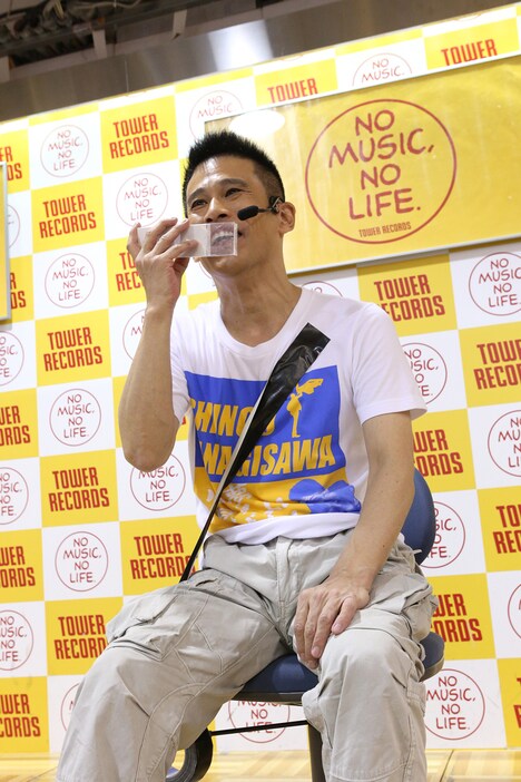 「警察密着24時」のネタを披露する柳沢慎吾。