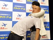 真剣佑に首を締め上げられるあばれる君。