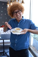 カナリア・ボン溝黒は住谷と一緒に「窯焼きプリン」を考案。