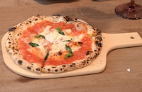 報道陣に振る舞われたピザの一例。