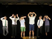 まぶしいライトの中客席を見る6人。