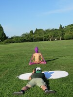 ハブと河村正和カメラマンによるタイツアート撮影風景。