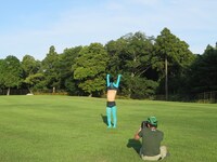 ハブと河村正和カメラマンによるタイツアート撮影風景。