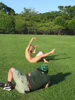 ハブと河村正和カメラマンによるタイツアート撮影風景。