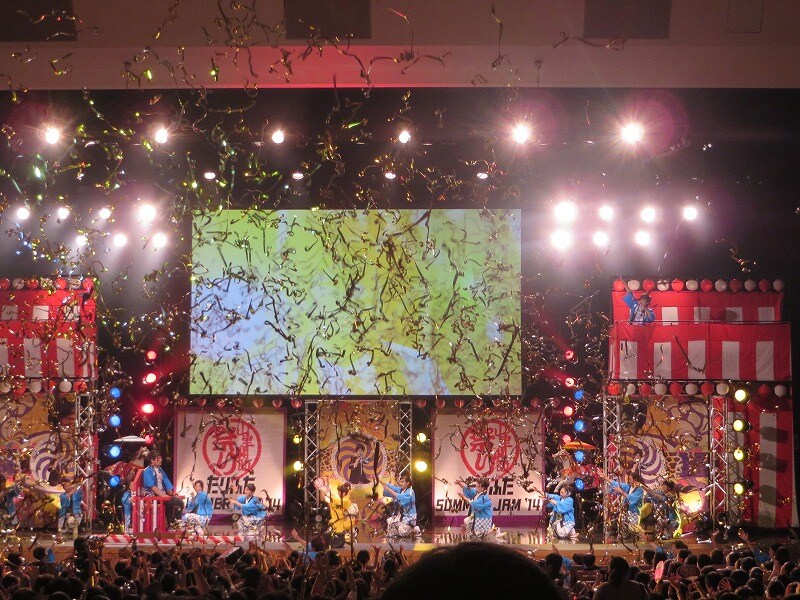 「たりふた SUMMER JAM '14 ―山里関節祭り―」オープニングの様子。