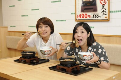 「牛バラ野菜焼定食」を試食する日本エレキテル連合。