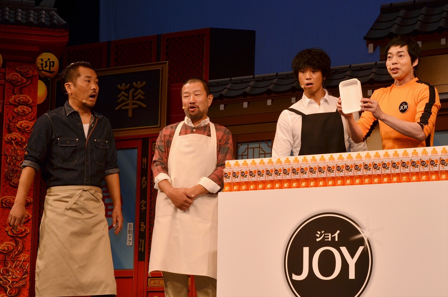 品川庄司・庄司（右から2人目）が持参した弁当箱を綺麗に洗う今田耕司（右端）。