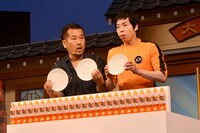 FUJIWARA藤本（左）が持参した小皿を洗う今田耕司（右）。