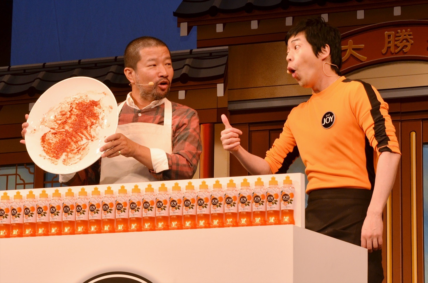 汚れた大皿を持参する木村祐一（左）と、今田耕司（右）。