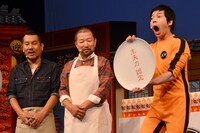 木村祐一（中央）の持参した皿を洗い、底に記載されていた「主夫力認定」の文字を掲げる今田耕司（右）。