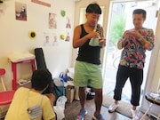 アイパーと佐助と、遊びに来ていたチョコレートプラネット松尾が差し入れのアイスを食べているところ。