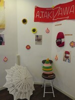 白い日傘もアイパーの手編み。