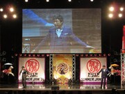 漫才中、華麗なるせめぎ合いを見せる山里と若林。