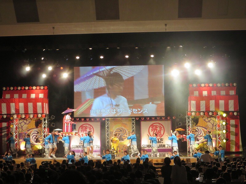 困惑の表情を浮かべる山里。