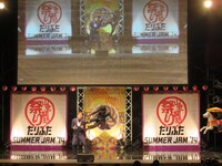 山里に若林のドロップキックが決まった瞬間。